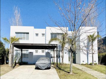 Casa en venta al lago en Cabos del Lago