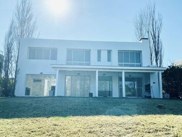 Casa en venta al lago en Cabos del Lago
