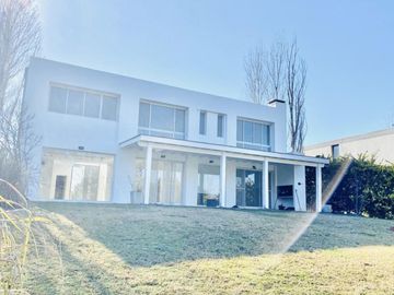 Casa en venta al lago en Cabos del Lago