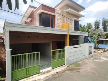 Rumah baru 2 Lantai jalan kabupaten dalam ringroad