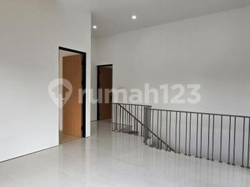 Dijual Rumah Bagus Semi Furnished Posisi Badan di BSD City Tangerang