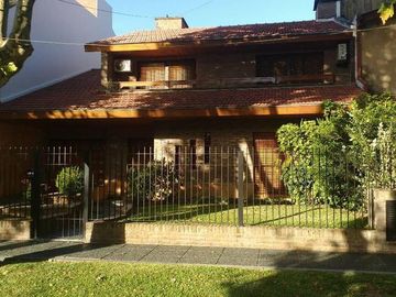 Excelente chalet sobre lote 12x37, 340m2 cubiertos