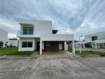 VENDO CASA DE DOS PISOS MODERNA EN DAVID