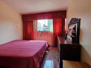 🏡 ¡Vive el confort y la exclusividad en Urb. El Ingeniero I - Chiclayo!
Descubre esta espectacular casa de 348 m² construidos sobre un terreno de 185