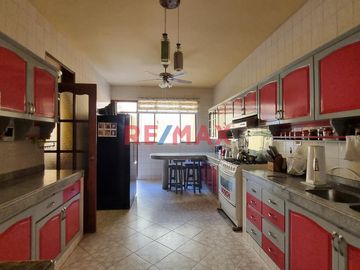🏡 ¡Vive el confort y la exclusividad en Urb. El Ingeniero I - Chiclayo!
Descubre esta espectacular casa de 348 m² construidos sobre un terreno de 185