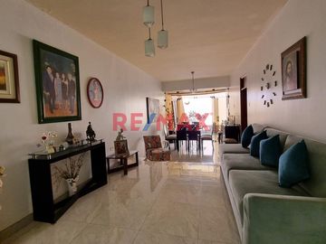 🏡 ¡Vive el confort y la exclusividad en Urb. El Ingeniero I - Chiclayo!
Descubre esta espectacular casa de 348 m² construidos sobre un terreno de 185
