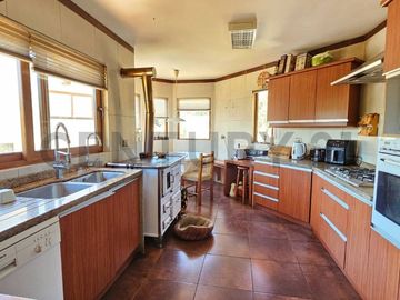 En venta Amplia Casa uso Mixto, 4 niveles, Andalué