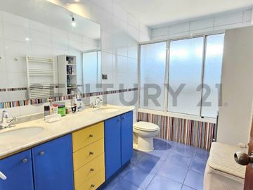 En venta Amplia Casa uso Mixto, 4 niveles, Andalué