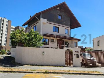 En venta Amplia Casa uso Mixto, 4 niveles, Andalué