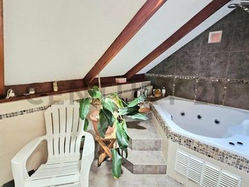 En venta Amplia Casa uso Mixto, 4 niveles, Andalué