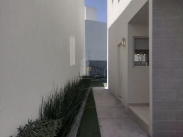 Casa en venta al Poniente de Saltillo Fracc. Triana modelo provenza