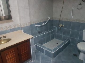 Excelente Casa De 5 Ambientes Con Fondo Parquizado En Liniers