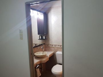 Excelente Casa De 5 Ambientes Con Fondo Parquizado En Liniers