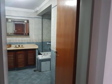 Excelente Casa De 5 Ambientes Con Fondo Parquizado En Liniers