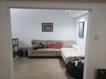 Excelente Casa De 5 Ambientes Con Fondo Parquizado En Liniers