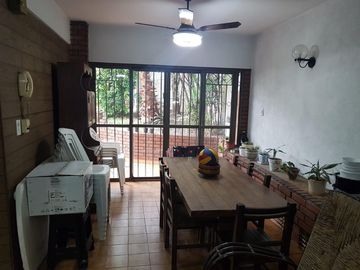 Excelente Casa De 5 Ambientes Con Fondo Parquizado En Liniers