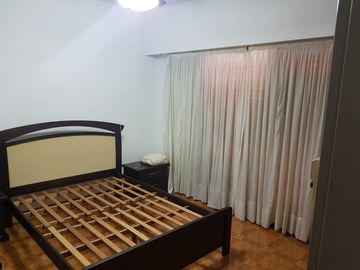Excelente Casa De 5 Ambientes Con Fondo Parquizado En Liniers