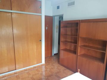 Excelente Casa De 5 Ambientes Con Fondo Parquizado En Liniers