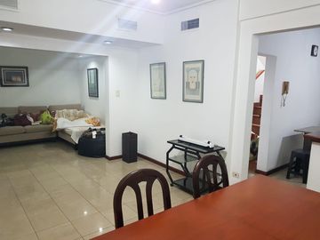 Excelente Casa De 5 Ambientes Con Fondo Parquizado En Liniers