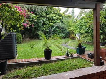 Excelente Casa De 5 Ambientes Con Fondo Parquizado En Liniers