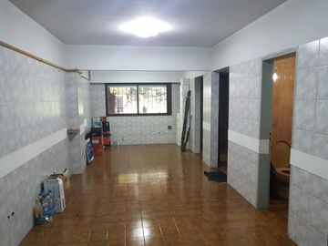 Excelente Casa De 5 Ambientes Con Fondo Parquizado En Liniers