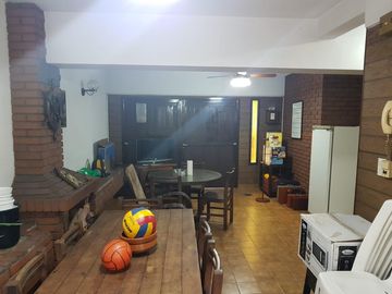 Excelente Casa De 5 Ambientes Con Fondo Parquizado En Liniers
