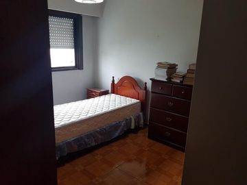 Excelente Casa De 5 Ambientes Con Fondo Parquizado En Liniers