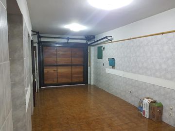 Excelente Casa De 5 Ambientes Con Fondo Parquizado En Liniers