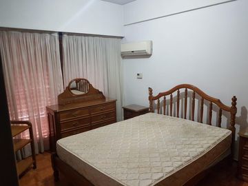 Excelente Casa De 5 Ambientes Con Fondo Parquizado En Liniers