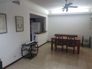 Excelente Casa De 5 Ambientes Con Fondo Parquizado En Liniers
