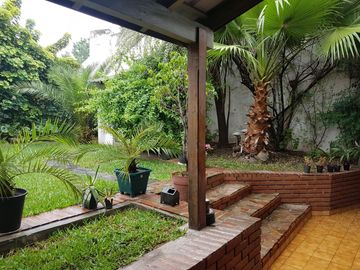 Excelente Casa De 5 Ambientes Con Fondo Parquizado En Liniers