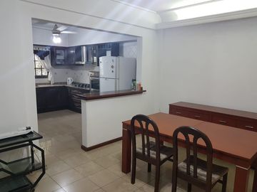 Excelente Casa De 5 Ambientes Con Fondo Parquizado En Liniers