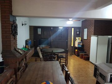 Excelente Casa De 5 Ambientes Con Fondo Parquizado En Liniers