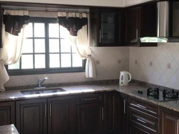 Excelente Casa De 5 Ambientes Con Fondo Parquizado En Liniers
