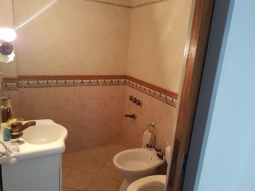 Excelente Casa De 5 Ambientes Con Fondo Parquizado En Liniers