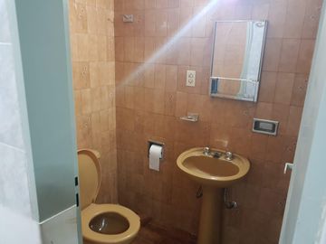 Excelente Casa De 5 Ambientes Con Fondo Parquizado En Liniers