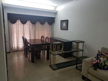 Excelente Casa De 5 Ambientes Con Fondo Parquizado En Liniers