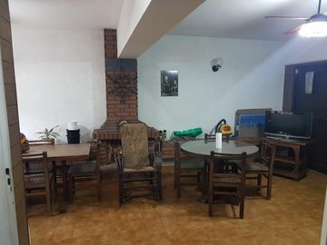 Excelente Casa De 5 Ambientes Con Fondo Parquizado En Liniers