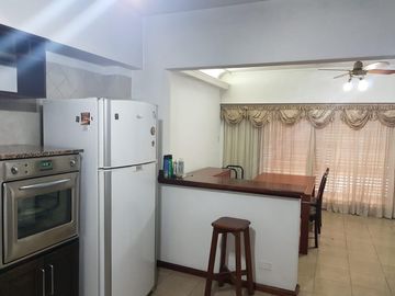 Excelente Casa De 5 Ambientes Con Fondo Parquizado En Liniers