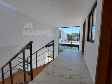 Venta de Casa en Coto Privado 3 Real Hacienda en Colima con Terraza y Alberca