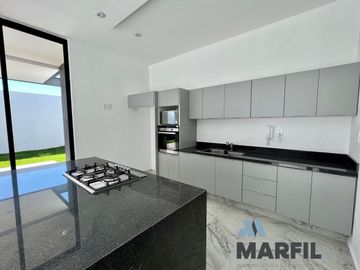 Venta de Casa en Coto Privado 3 Real Hacienda en Colima con Terraza y Alberca