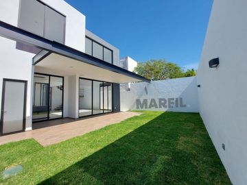 Venta de Casa en Coto Privado 3 Real Hacienda en Colima con Terraza y Alberca