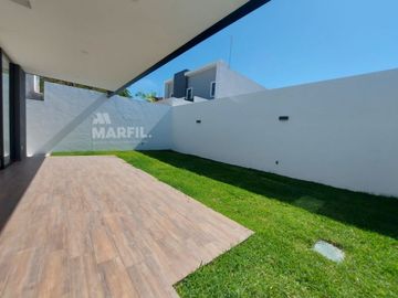 Venta de Casa en Coto Privado 3 Real Hacienda en Colima con Terraza y Alberca