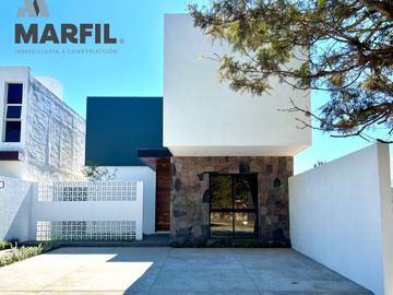 Venta de Casa en Coto Privado 3 Real Hacienda en Colima con Terraza y Alberca