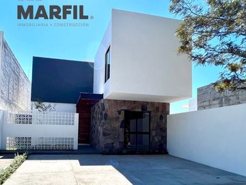 Venta de Casa en Coto Privado 3 Real Hacienda en Colima con Terraza y Alberca