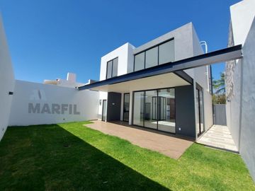 Venta de Casa en Coto Privado 3 Real Hacienda en Colima con Terraza y Alberca