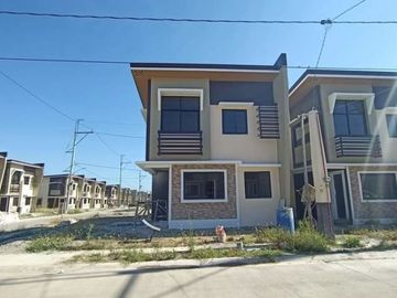 Hous3 and lot for sale near tagaytay