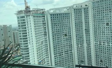 Condominium 2BR/2 Bedrooms Condo for Sale in Edades Tower and Garden Villas Rockwell Center Makati