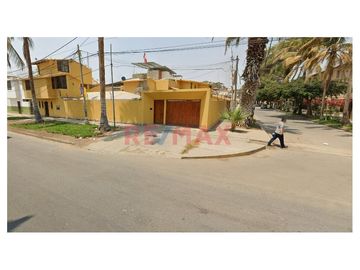 Se vende espectacular casa en esquina ubicada en la Urb. 04 de Enero, a pocos minutos del centro de Piura. Con un terreno de más de 453.68 m², esta pr