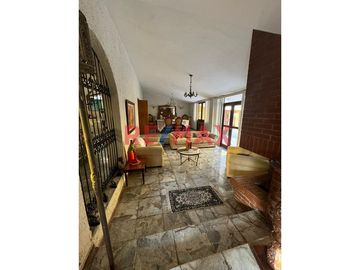 Se vende espectacular casa en esquina ubicada en la Urb. 04 de Enero, a pocos minutos del centro de Piura. Con un terreno de más de 453.68 m², esta pr